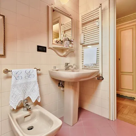 Eleganza Di Uno Stile Fuori Dal Tempo *